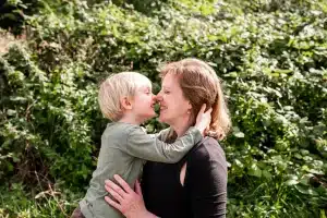 Mutter und Kind lachen sich beim Familienshooting an