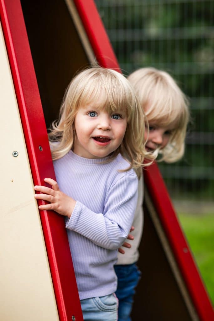 Zwei Kinder spielen während eines Kita-Fototags in Dortmund